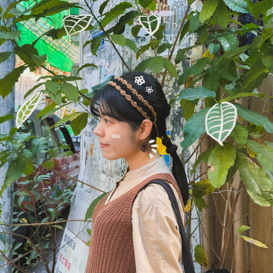 手工鈎織花花邊髮帶上身圖-Biscuit