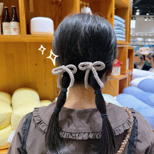 手工鈎織蝴蝶結髮夾上身圖-摩卡