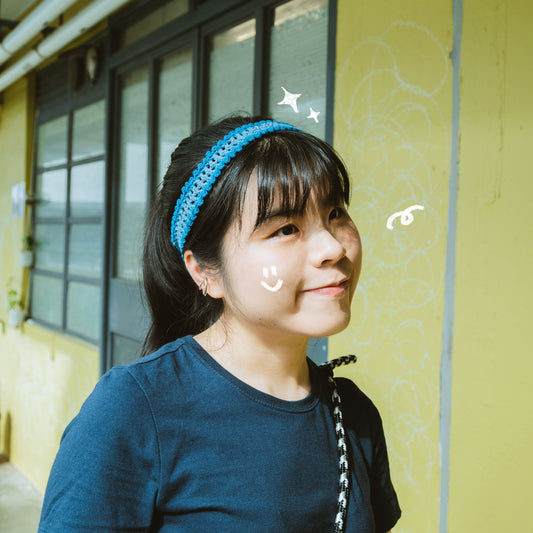 手工鈎織格格餅髮帶上身圖-藍莓