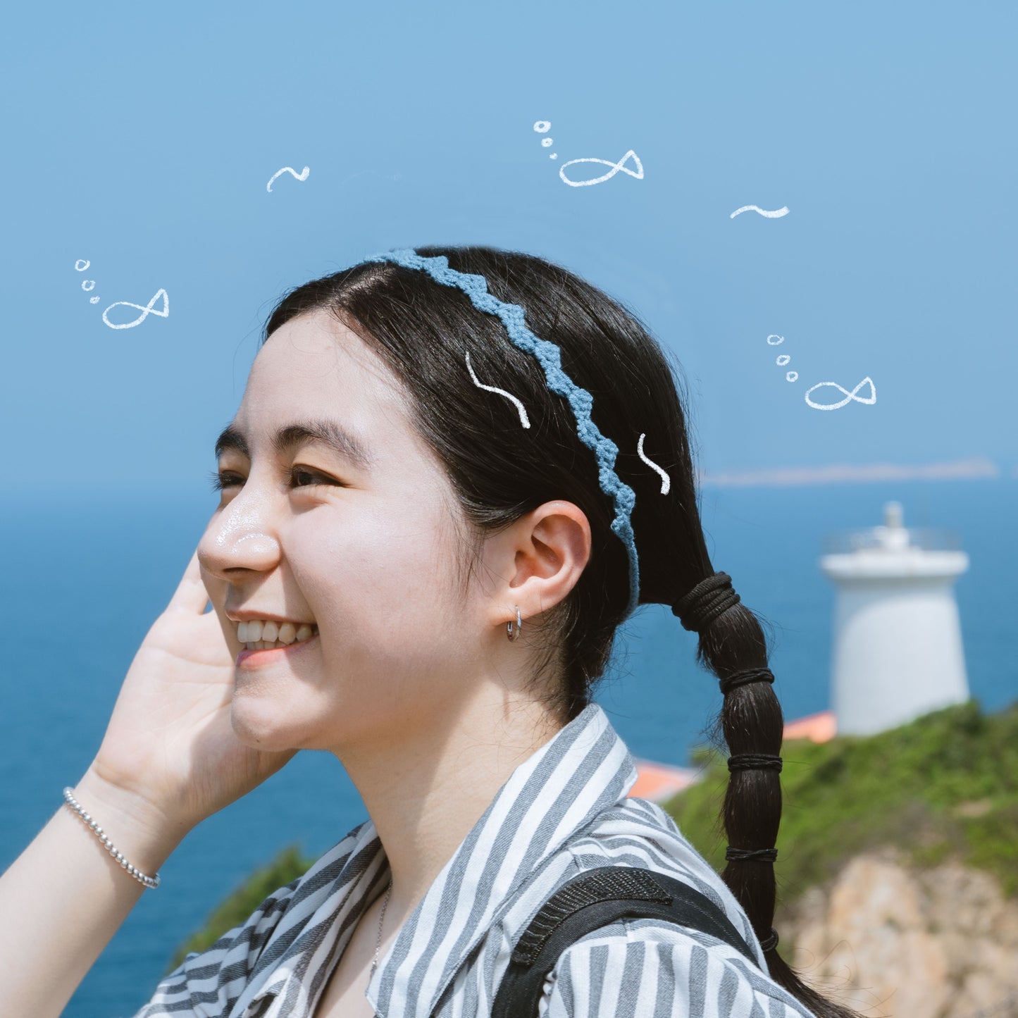 手工鈎織波浪髮帶上身圖-牛仔藍